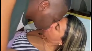 Corno chama negão dotado pra fuder a esposa no motel