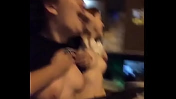 Peitos na frente do premier