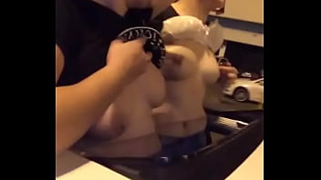 Peitos na frente do premier