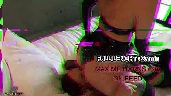 Son gode m’ouvre elle m’attrape par la gorge me claque et me baise comme un soumis bien dressé je gémis