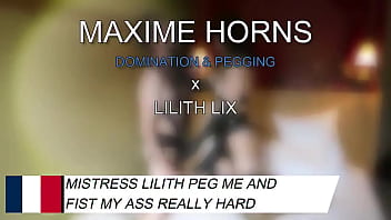 Son gode m’ouvre elle m’attrape par la gorge me claque et me baise comme un soumis bien dressé je gémis