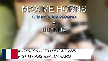 Son gode m’ouvre elle m’attrape par la gorge me claque et me baise comme un soumis bien dressé je gémis