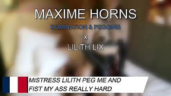 Son gode m’ouvre elle m’attrape par la gorge me claque et me baise comme un soumis bien dressé je gémis