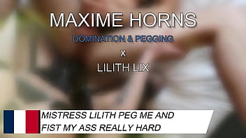 Son gode m’ouvre elle m’attrape par la gorge me claque et me baise comme un soumis bien dressé je gémis