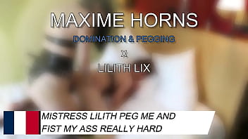 Son gode m’ouvre elle m’attrape par la gorge me claque et me baise comme un soumis bien dressé je gémis