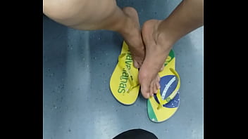 Mature latina girl in hawaianas shoeplay