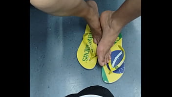 Mature latina girl in hawaianas shoeplay