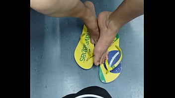 Mature latina girl in hawaianas shoeplay