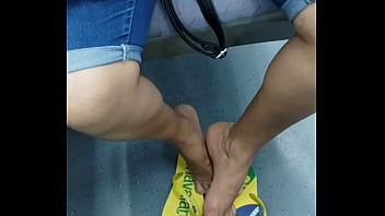 Mature latina girl in hawaianas shoeplay