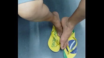 Mature latina girl in hawaianas shoeplay