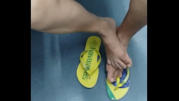 Mature latina girl in hawaianas shoeplay