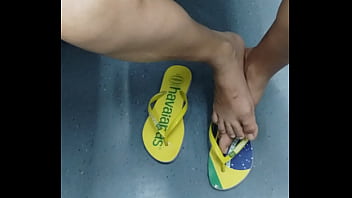 Mature latina girl in hawaianas shoeplay