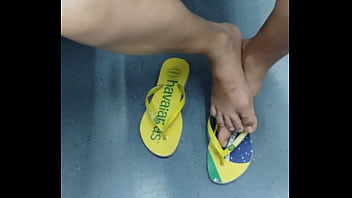 Mature latina girl in hawaianas shoeplay