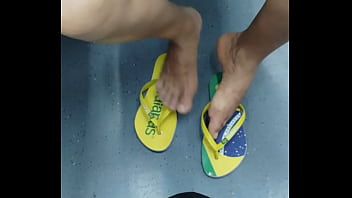 Mature latina girl in hawaianas shoeplay