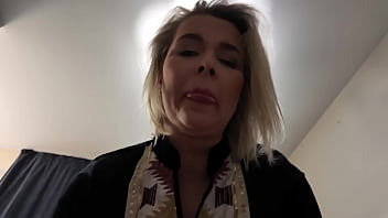 üvey oğluna cinselliği öğreten sarışın kaltak deneyimlerini sikişerek yansıtıyor