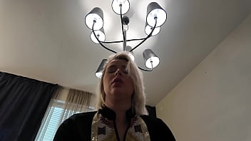 üvey oğluna cinselliği öğreten sarışın kaltak deneyimlerini sikişerek yansıtıyor