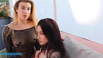 Rt if you like girls kissing ️