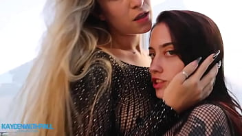 Rt if you like girls kissing ️