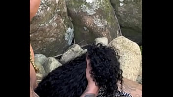 Primeira vez da coroa de 45 anos dando pro novinho na cachoeira