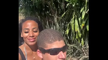 Primeira vez da coroa de 45 anos dando pro novinho na cachoeira