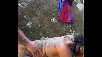 Primeira vez da coroa de 45 anos dando pro novinho na cachoeira