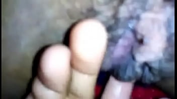 Le encantan sus dedos