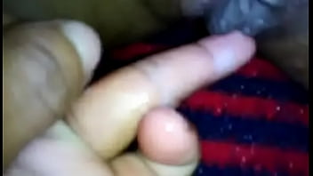 Le encantan sus dedos