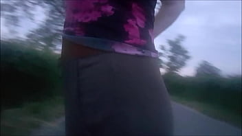 Hummm je rentre vite et on se retrouveje suis bien excitée on va s'amuser