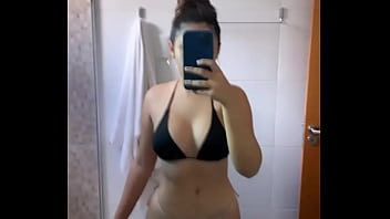 Eduarda brasil mostrando a marquinha do peitão