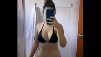 Eduarda brasil mostrando a marquinha do peitão