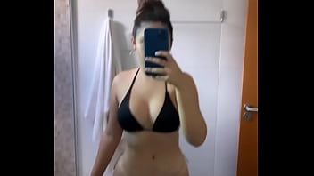 Eduarda brasil mostrando a marquinha do peitão