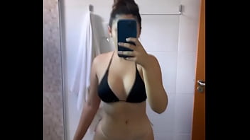 Eduarda brasil mostrando a marquinha do peitão