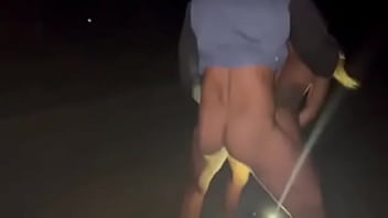 Minha esposa dando na rua pra um moreno dotadissimo tirou a camisinha