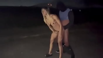 Minha esposa dando na rua pra um moreno dotadissimo tirou a camisinha Minha esposa dando na rua pra um moreno dotadissimo tirou a camisinha