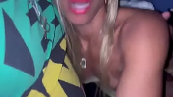 Minha esposa dando na rua pra um moreno dotadissimo tirou a camisinha