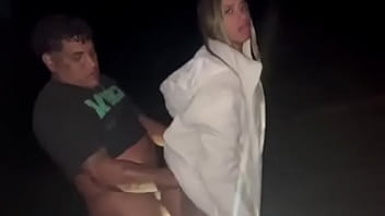 Minha esposa dando na rua pra um moreno dotadissimo tirou a camisinha