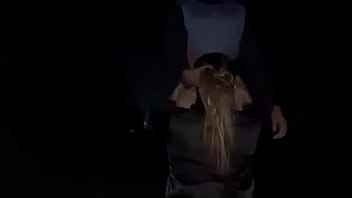 Minha esposa dando na rua pra um moreno dotadissimo tirou a camisinha