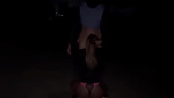 Minha esposa dando na rua pra um moreno dotadissimo tirou a camisinha