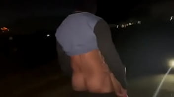 Minha esposa dando na rua pra um moreno dotadissimo tirou a camisinha