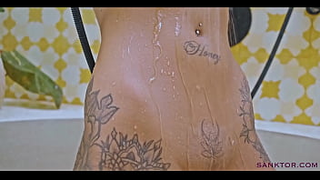 Sanktor bald butch shaving in the swimming pool