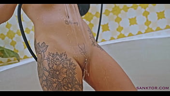 Sanktor bald butch shaving in the swimming pool