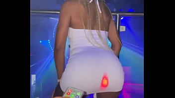 Estava ajudando com as luzes na balada