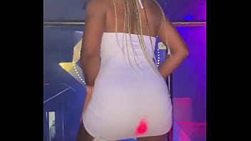 Estava ajudando com as luzes na balada