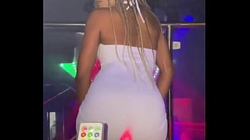 Estava ajudando com as luzes na balada