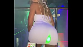 Estava ajudando com as luzes na balada