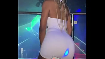 Estava ajudando com as luzes na balada