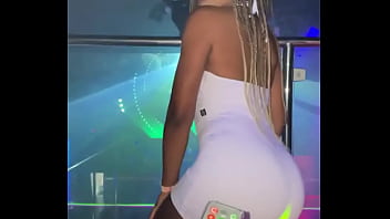 Estava ajudando com as luzes na balada