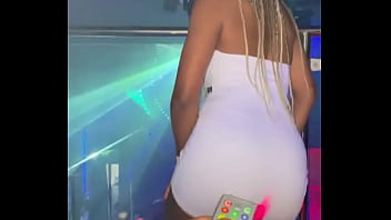 Estava ajudando com as luzes na balada