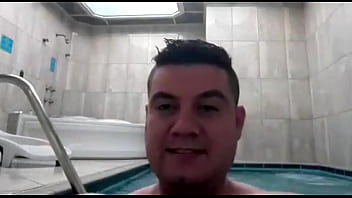 De Pau Duro Na Piscina Do Motel thumbnail