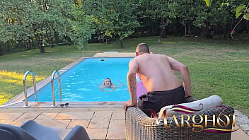 Mon mec cocu filme un fan me défoncer sur la terrasse de la piscine